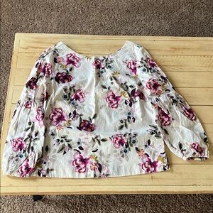 Beautiful floral White House Black Market top size 2